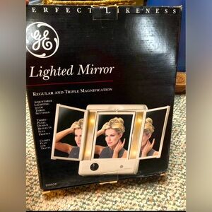 Makeup mirror (lighted)